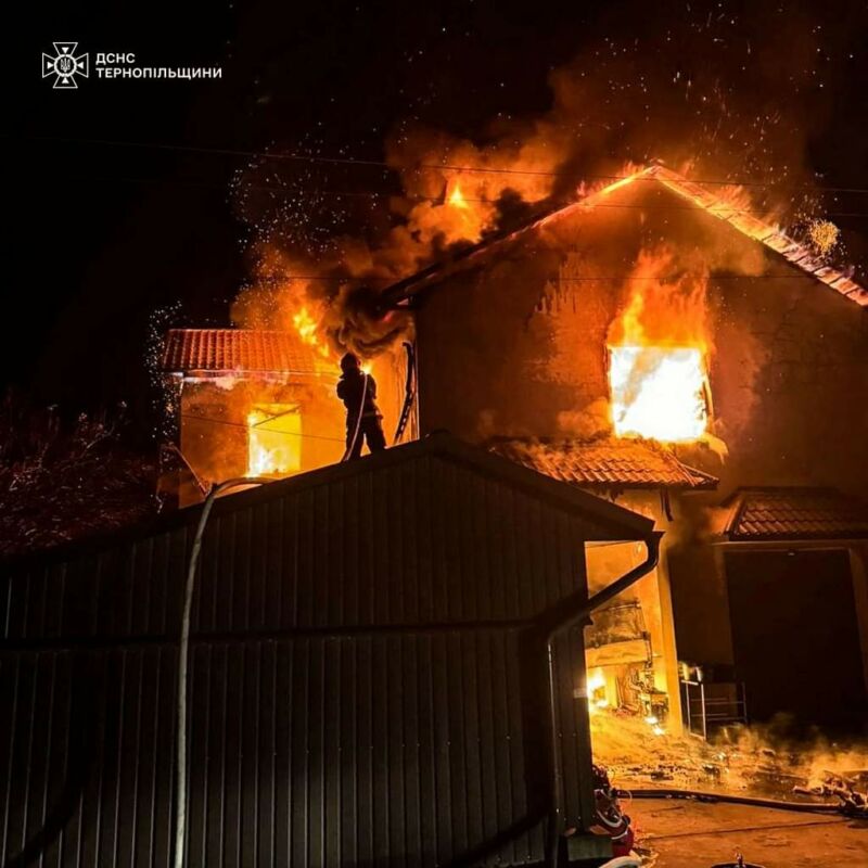 На Тернопільщині рятувальники загасили масштабну пожежу в Заліщиках