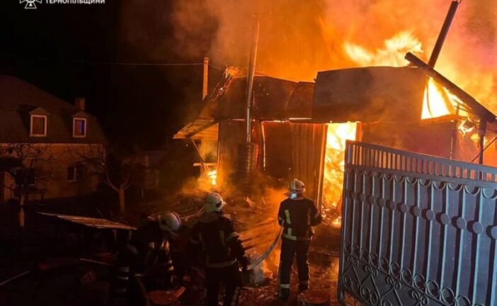 Рятувальники загасили масштабну пожежу біля Тернополя