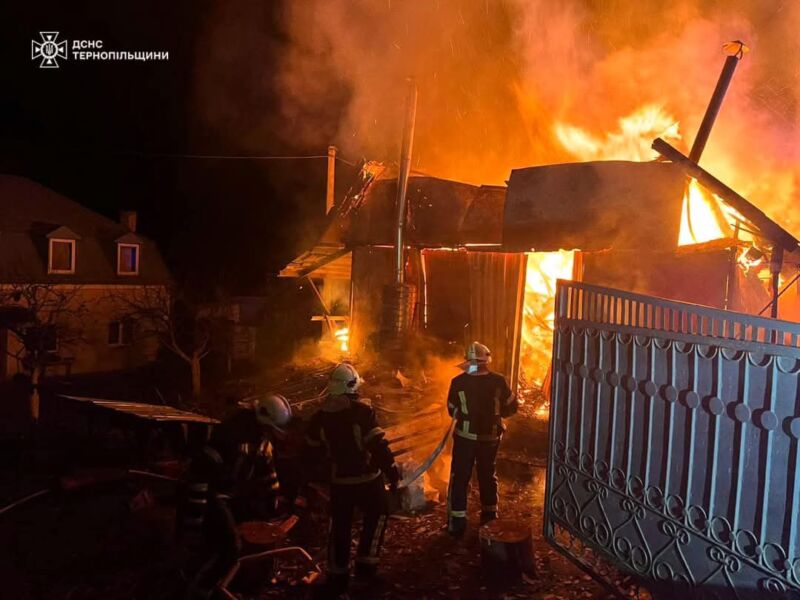 Рятувальники загасили масштабну пожежу біля Тернополя