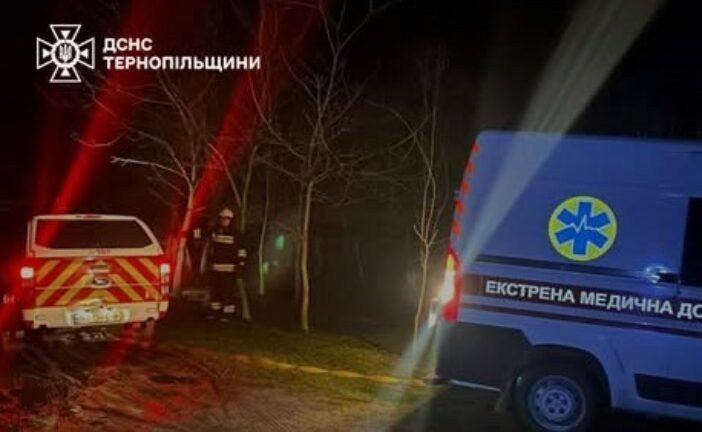 Тернопільські рятувальники визволяли швидку допомогу та дитину, що зачинилась на 8-у поверсі