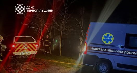 Тернопільські рятувальники визволяли швидку допомогу та дитину, що зачинилась на 8-у поверсі