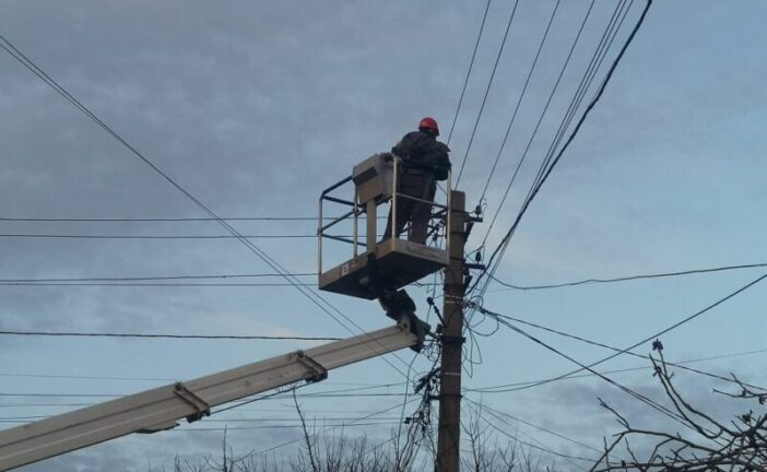 На Тернопільщині шквальний вітер пошкодив електромережі