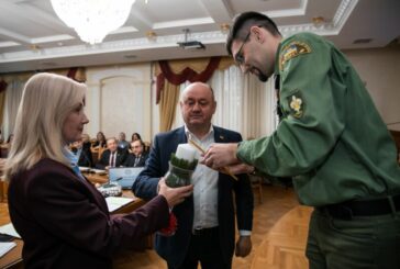 Під час засідання вченої ради в ЗУНУ пластуни передали Вифлеємський Вогонь Миру