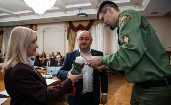 Під час засідання вченої ради в ЗУНУ пластуни передали Вифлеємський Вогонь Миру