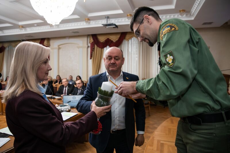 Під час засідання вченої ради в ЗУНУ пластуни передали Вифлеємський Вогонь Миру