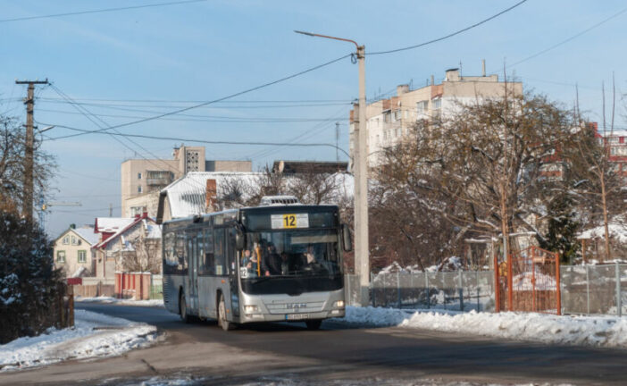 Зміни у русі автобусного маршруту №12 через ремонт на «горбатому мості»