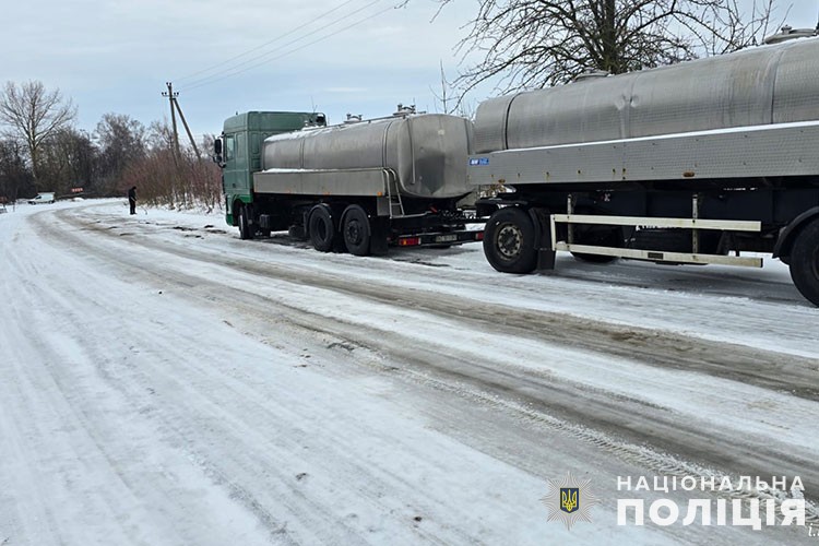 На Тернопільщині складні погодні умови: водіїв та пішоходів просять бути обережними