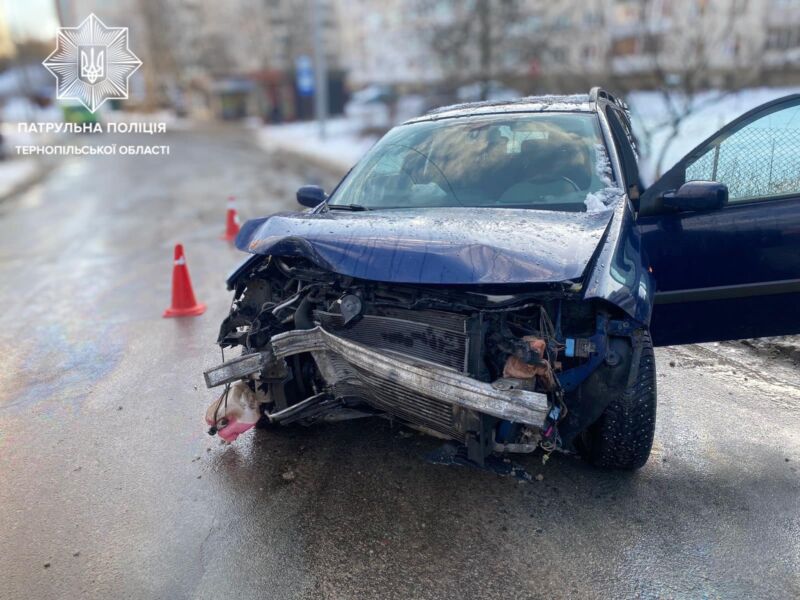 У Тернополі водій влетів у електроопору: в крові було  алкоголю в 13 разів вище норми