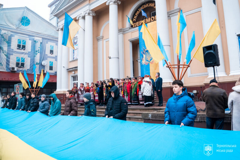 У Тернополі з нагоди Дня Соборності України розгорнули 30-метровий державний прапор