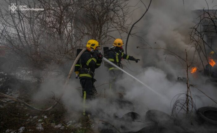 У Тернополі горів шиномонтаж