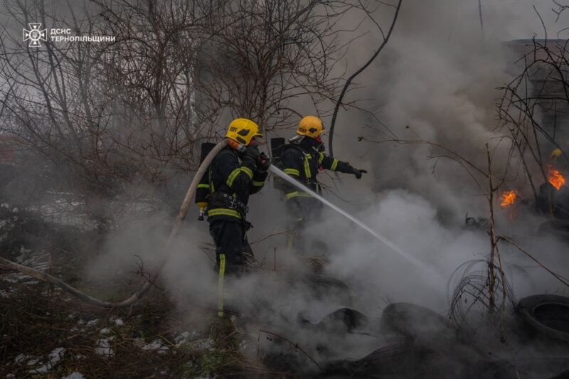 У Тернополі горів шиномонтаж