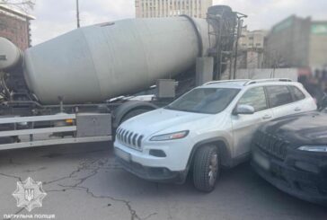 У Тернополі водій бетонозмішувача пошкодив п’ять автівок