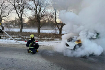 Поблизу Чорткова горів Ford Escape (ФОТО)