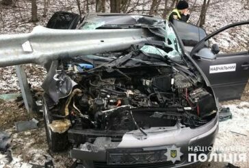 На Тернопільщині навчальне авто влетіло у відбійник: водій зник