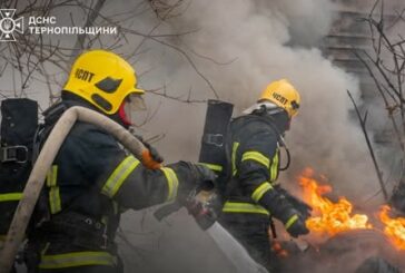 У Чорткові від вогню врятували шість гаражів та автівку
