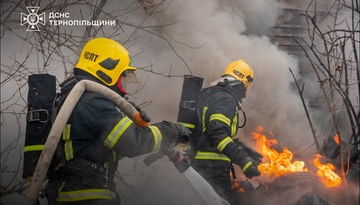 У Чорткові від вогню врятували шість гаражів та автівку