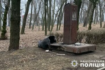 У Старому парку в Тернополі пошкодили шість пам’ятників