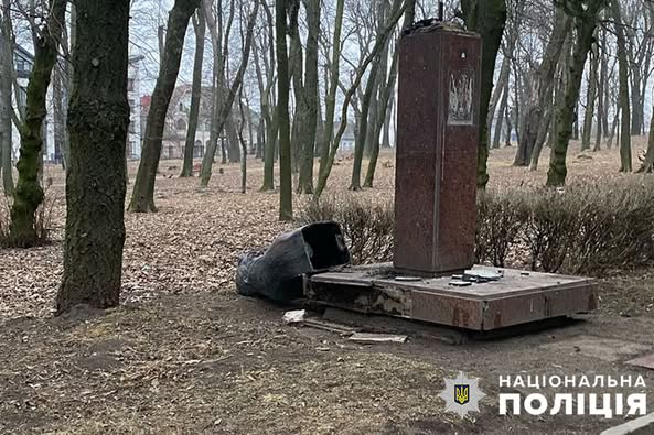У Старому парку в Тернополі пошкодили шість пам’ятників
