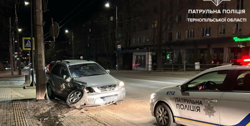 У Тернополі п’яний водій влетів у стовп