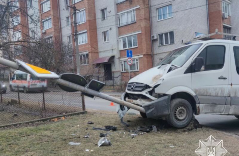 У Тернополі п’яний водій збив дорожній знак