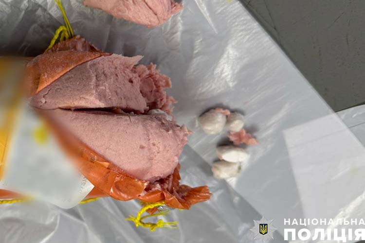 Наркотики в ковбасі – у посилці з Тернополя: чортківські поліцейські розпочали кримінальне провадження