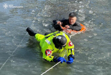 На Тернопільщині в крижаній воді опинилися двоє людей