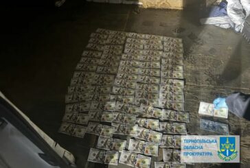 Жителя Тернопільщини затримали на хабарі: взяв 8200 доларів за документи на ставок