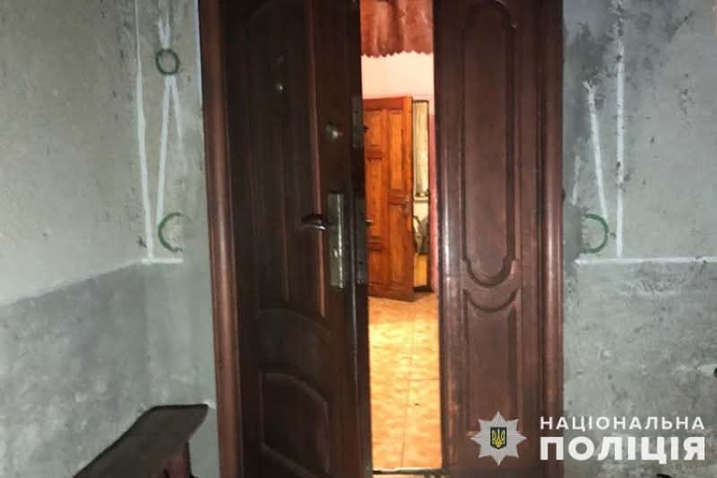 На Тернопільщині 22-річна дівчина під час сварки встромила батькові ніж у спину