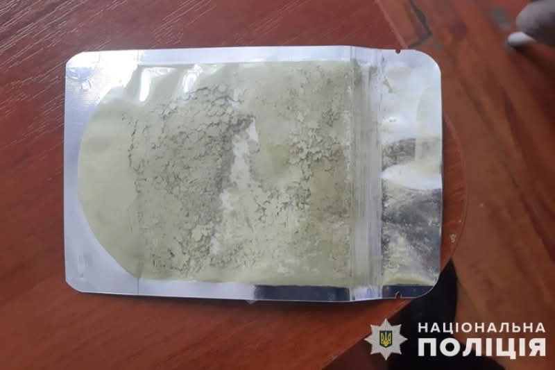 У школі Тернополя в учениці знайшли пакет із забороненою речовиною