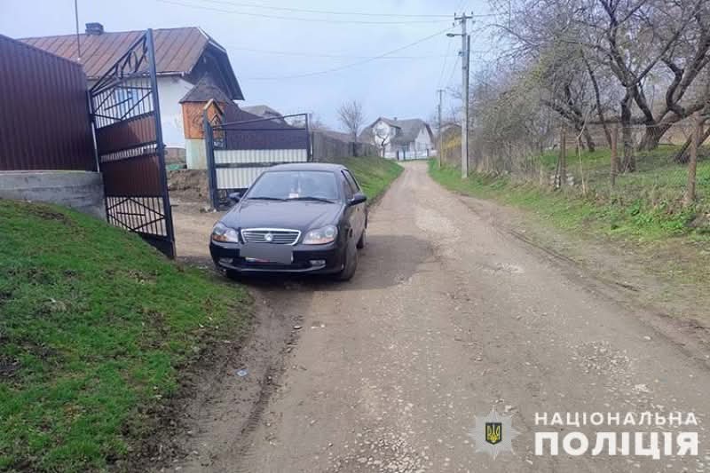 На Тернопільщині маленький хлопчик вибіг з двору на дорогу й потрапив під авто, дитина в лікарні