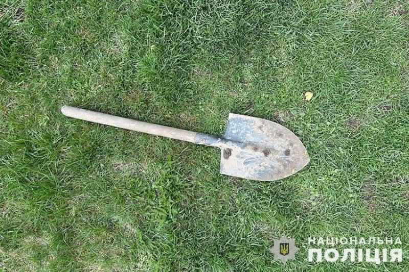 Відімстила домашньому тиранові: на Тернопільщині жінка побила чоловіка лопатою