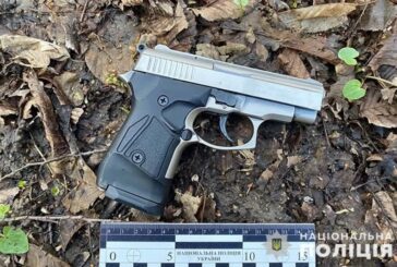 На Тернопільщині серед міста поліцейські зупинили чоловіка зі зброєю