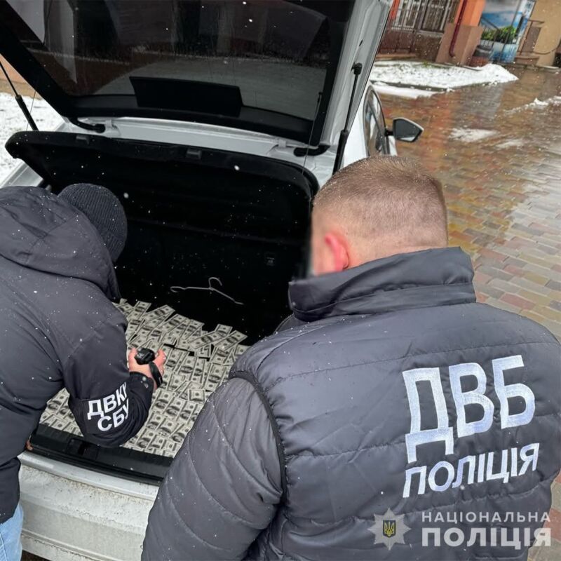 На Тернопільщині затримали подружжя викладачів: за 17 000 доларів обіцяли відстрочку від мобілізації