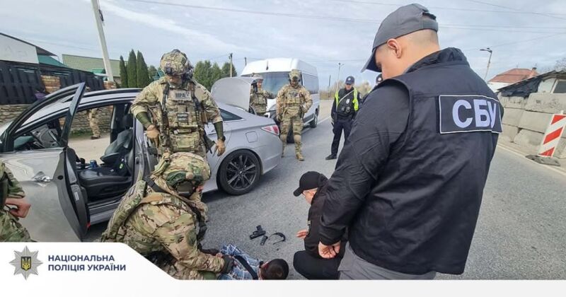 На Тернопільщині посадовець Державної виконавчої служби з підлеглими незаконно переправляли чоловіків за кордон: брали по 13 тисяч доларів