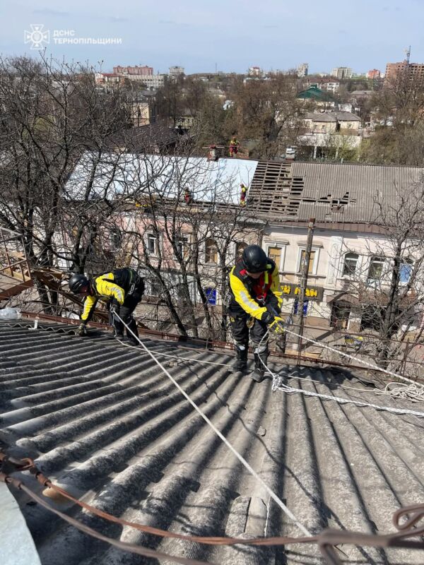 Тернопільські рятувальники допомагають ліквідовувати наслідки атаки у Сумах