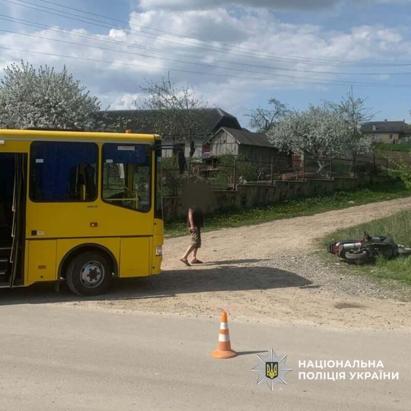 У Тернополі маршрутка зіткнулася зі скутеристом
