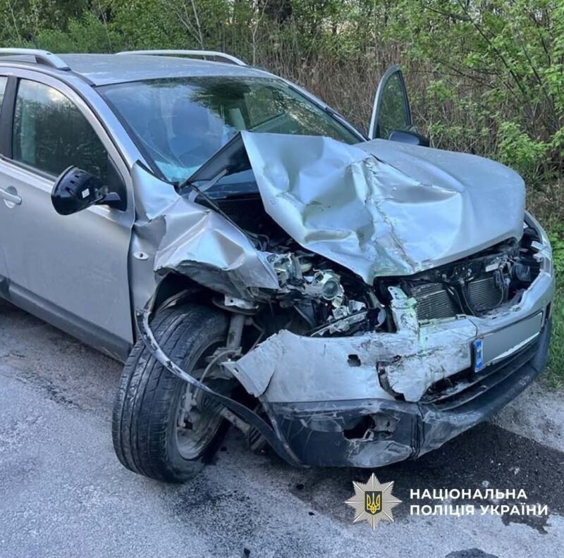 На Тернопільщині зіткнулися Nissan та Peugeot: четверо людей у лікарні
