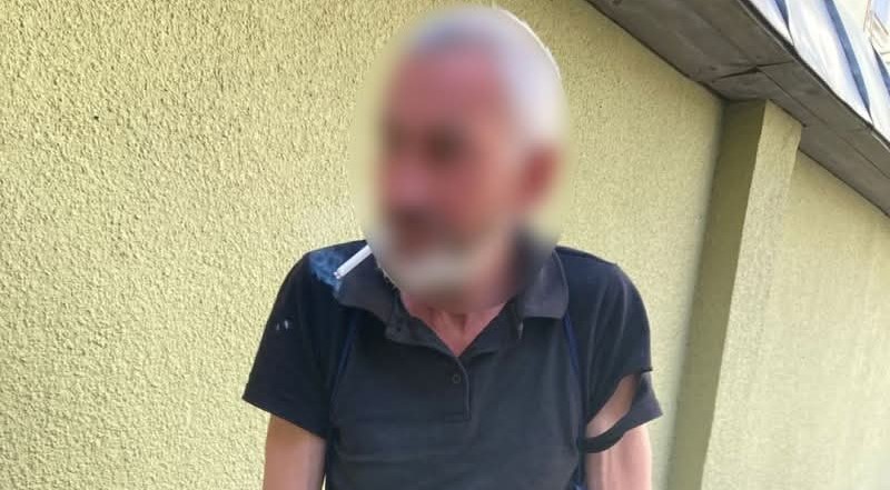 У Тернополі затримали чоловіка, який крав лампадки і руйнував конструкції із світлинами загиблих воїнів