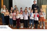 Писанка як символ добра: у Чорткові поліцейські разом зі школярами готуються до Великодня