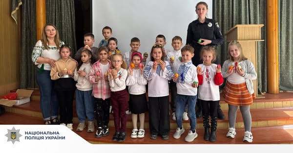 Писанка як символ добра: у Чорткові поліцейські разом зі школярами готуються до Великодня