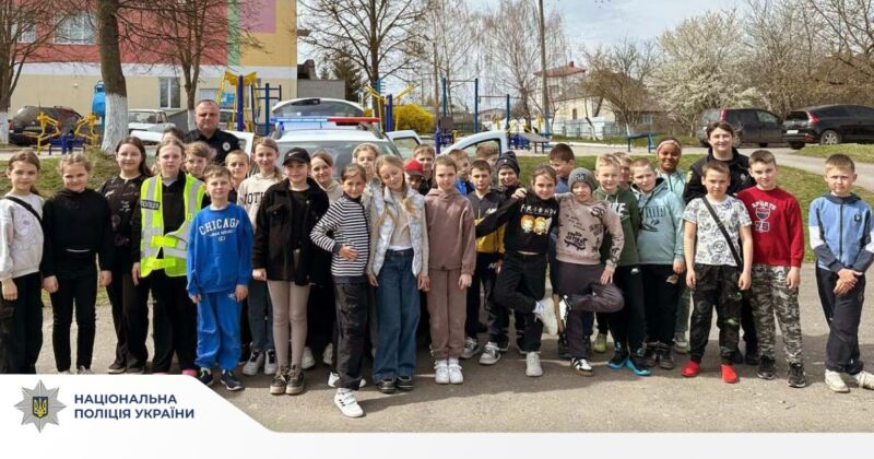 Захищають на фронті, дбають у тилу: тернопільські поліцейські піклуються про дітей своїх побратимів