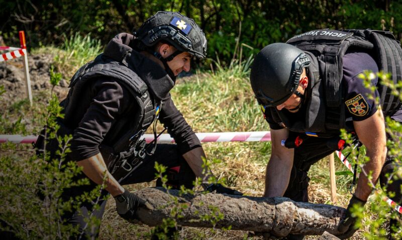 На Тернопільщині вилучили та знищили артснаряди, авіабомби, міни