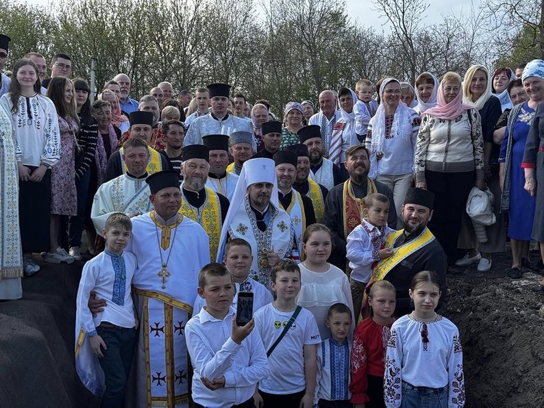 На місці згорілої церкви в селі Катеринівка на Тернопільщині заклали наріжний камінь нового храму