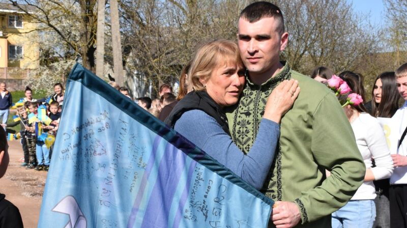 Передвеликодня радість: після трьох років полону додому повернувся Дмитро Галюк з Тернопільщини