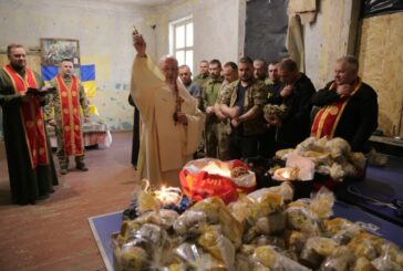 Молитва, плащаниця, освячення пасок: бійці 105 окремої бригади тероборони ЗСУ на передовій зустрічають Великдень