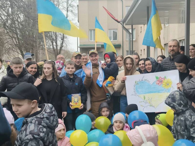 У громаді на Тернопільщині зустріли двох захисників після трьох років російського полону