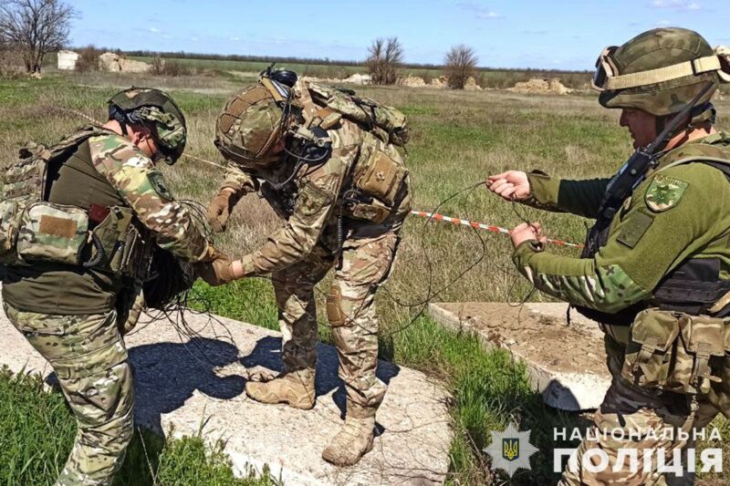 Вибухотехніки тернопільської поліції проводять розмінування деокупованих територій Херсонщини