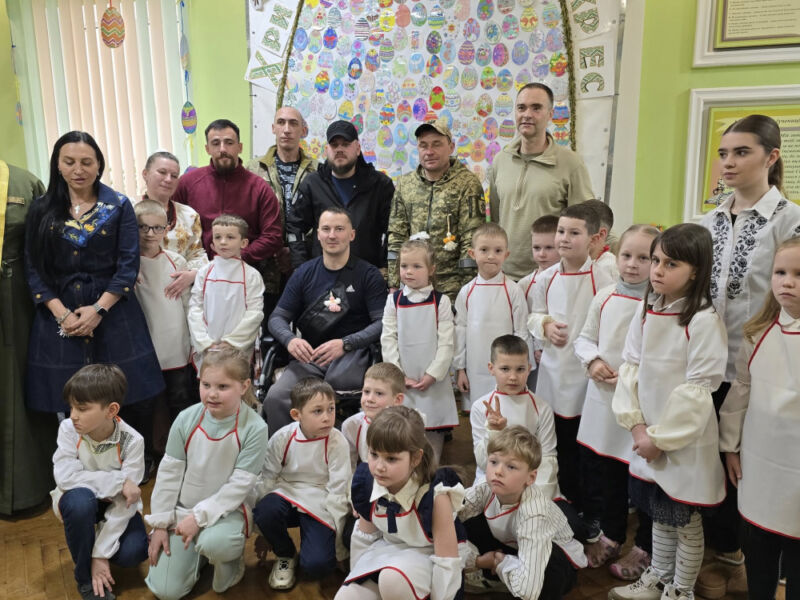 Тернопільські школярі створили гігантську писанку