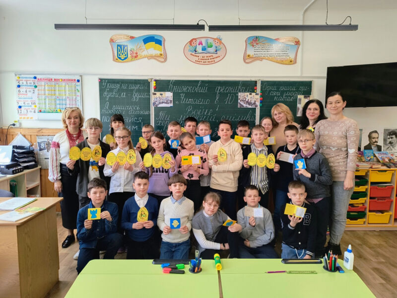 Тернопільські школярі передали великодні листівки та обереги для воїнів ЗСУ