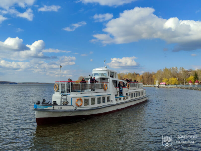 Скільки коштують прогулянки теплоходами Тернопільським ставом